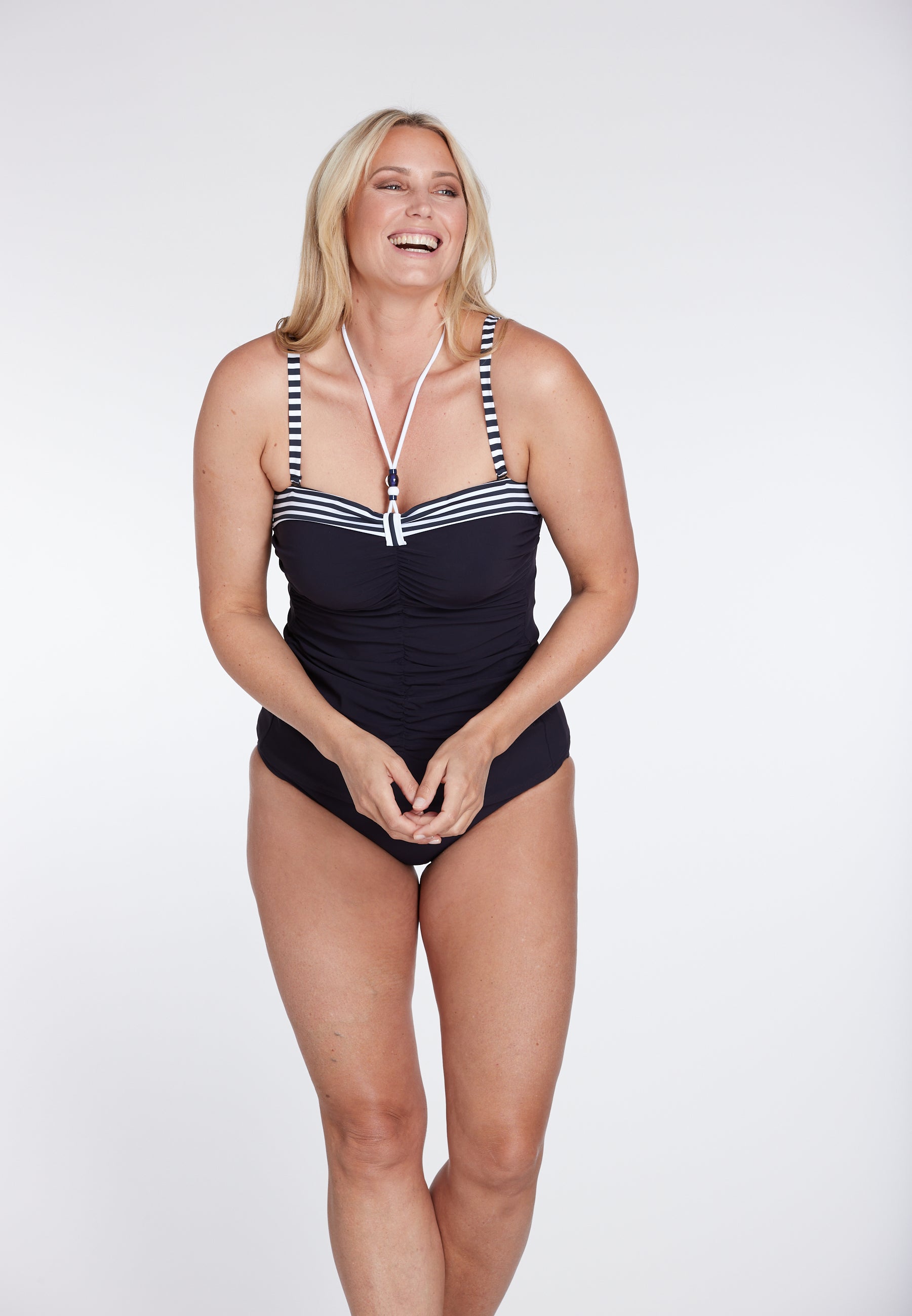 sunflair-essential-stripes-tankini-set-tankini-set-bandeau-in-navy image 8
