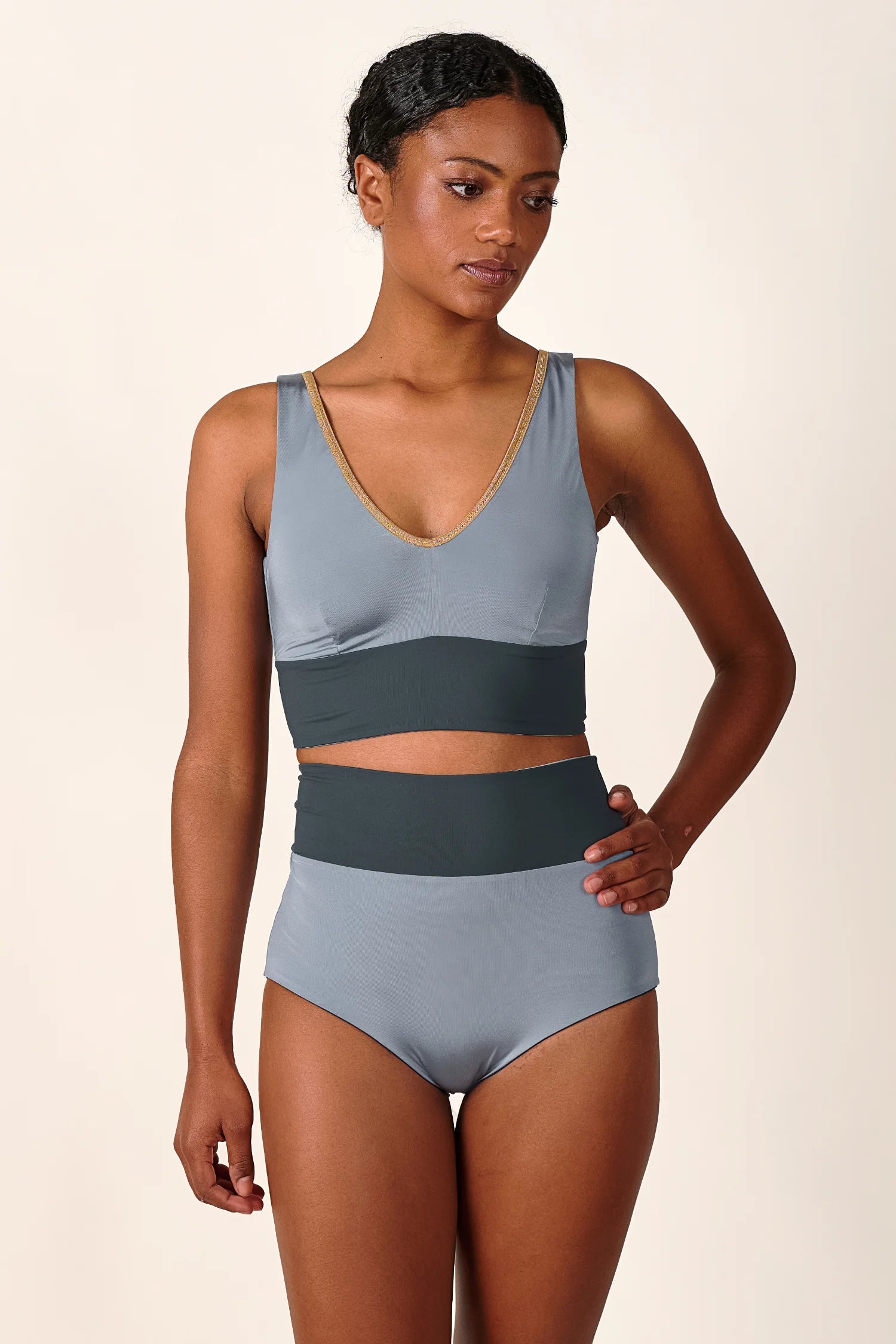 mymarini-yoga-set-crystal-grey-bikini-set-mit-v-neck-top-und-high-waist-surf-sho image 5