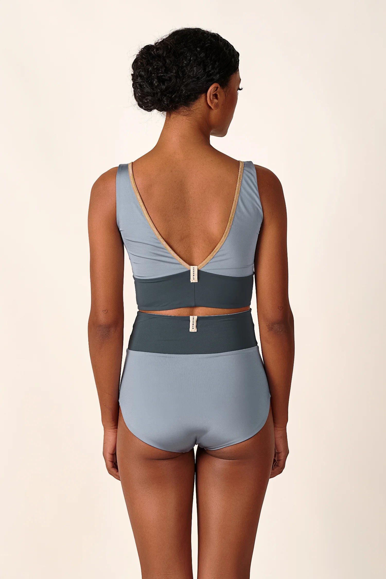 mymarini-yoga-top-classic-shine-bikini-oberteil-sport-top-mit-v-ausschnitt-grau- image 4