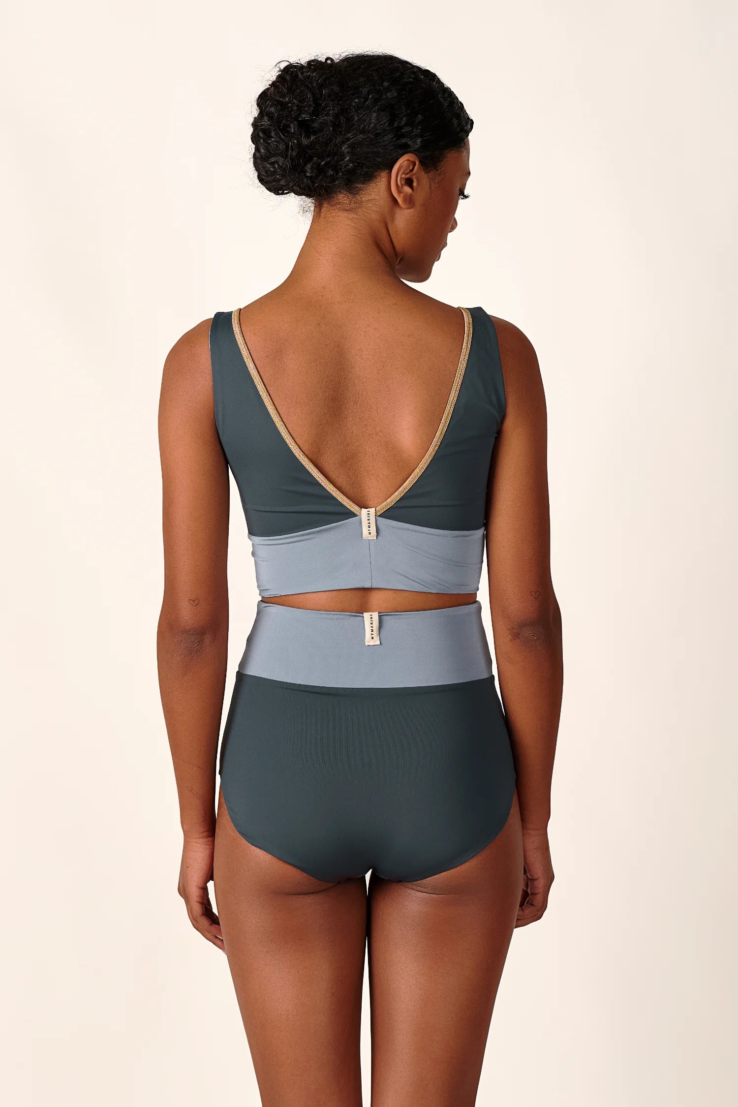 mymarini-yoga-top-classic-shine-bikini-oberteil-sport-top-mit-v-ausschnitt-grau- image 2