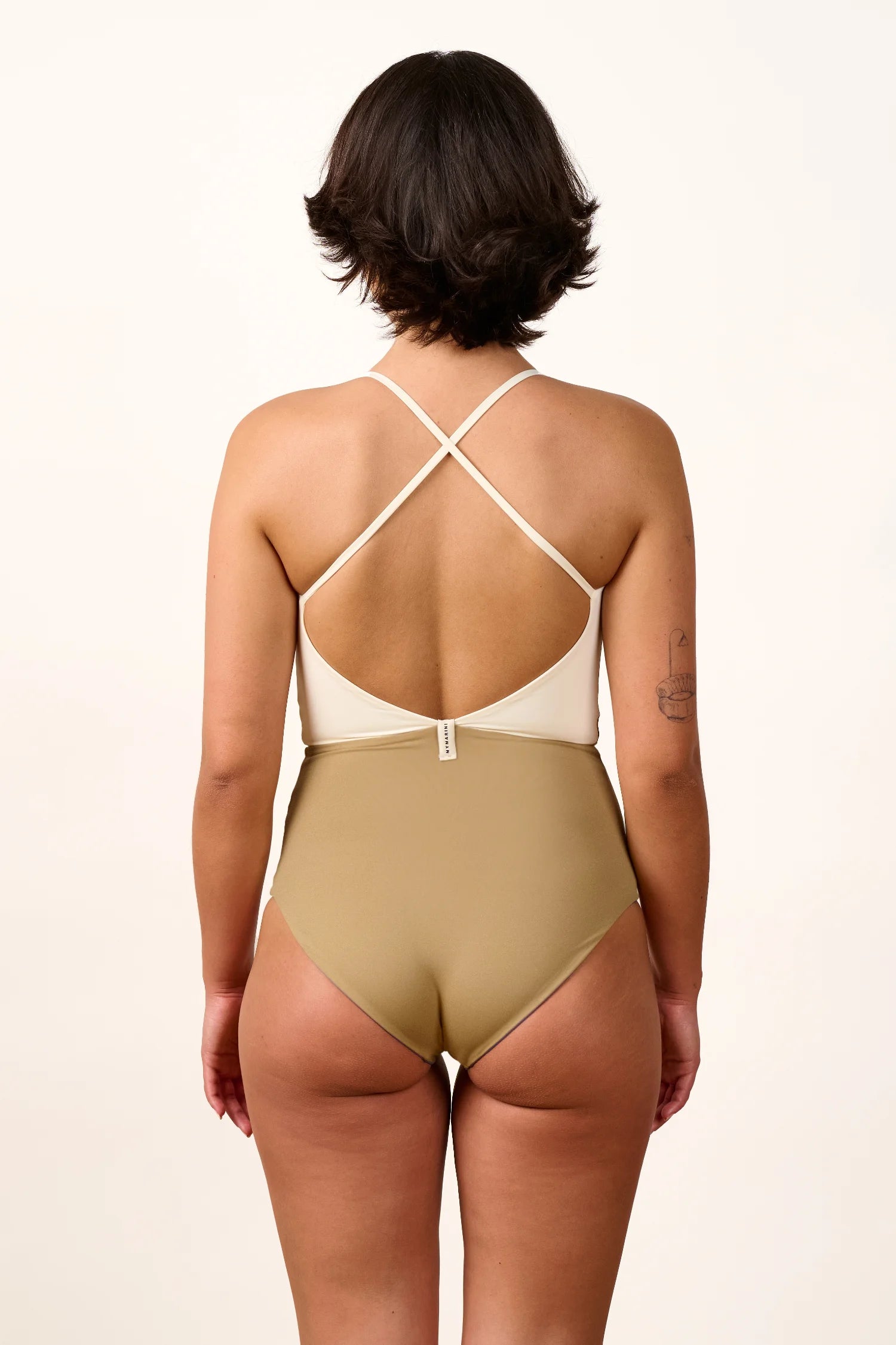 mymarini-summersuit-memories-sportlicher-einteiler-mit-kreuztr-gern-und-v-aussch image 4