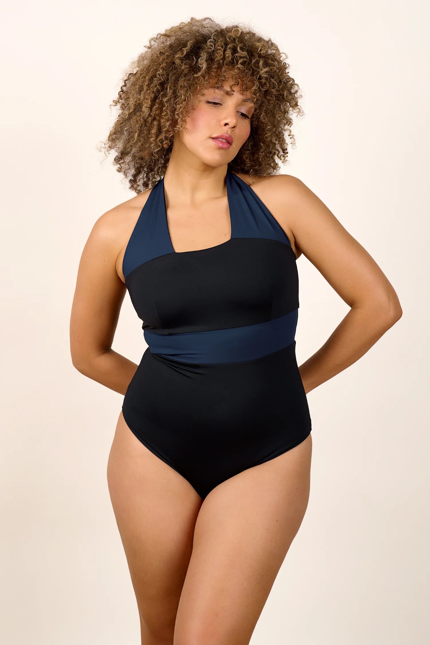 mymarini-neckholdersuit-classics-einteiler-schwarz-kontrast image 3