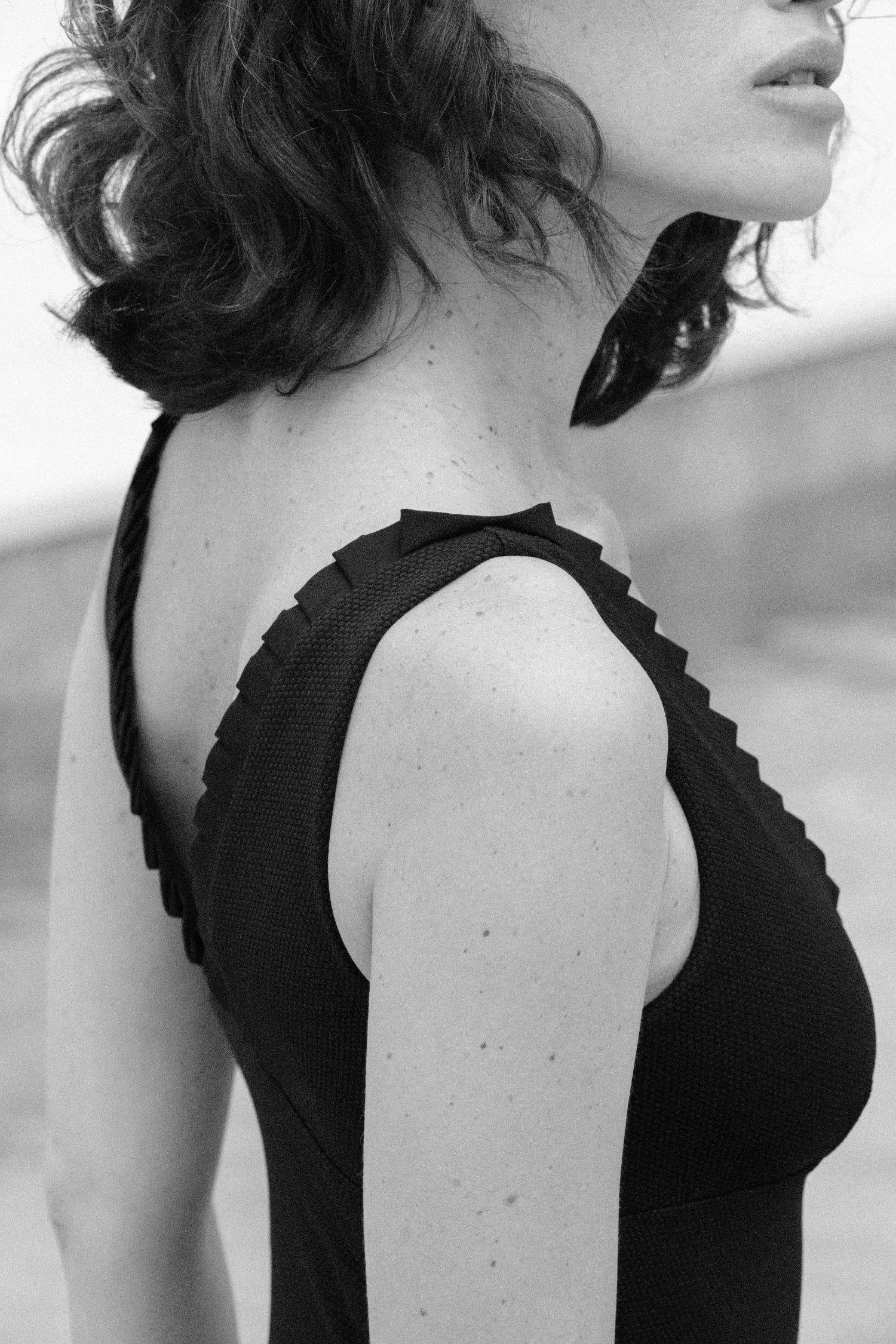 mymarini-swimsuit-no-2-badeanzug-mit-tiefem-v-ausschnitt-in-schwarz image 3