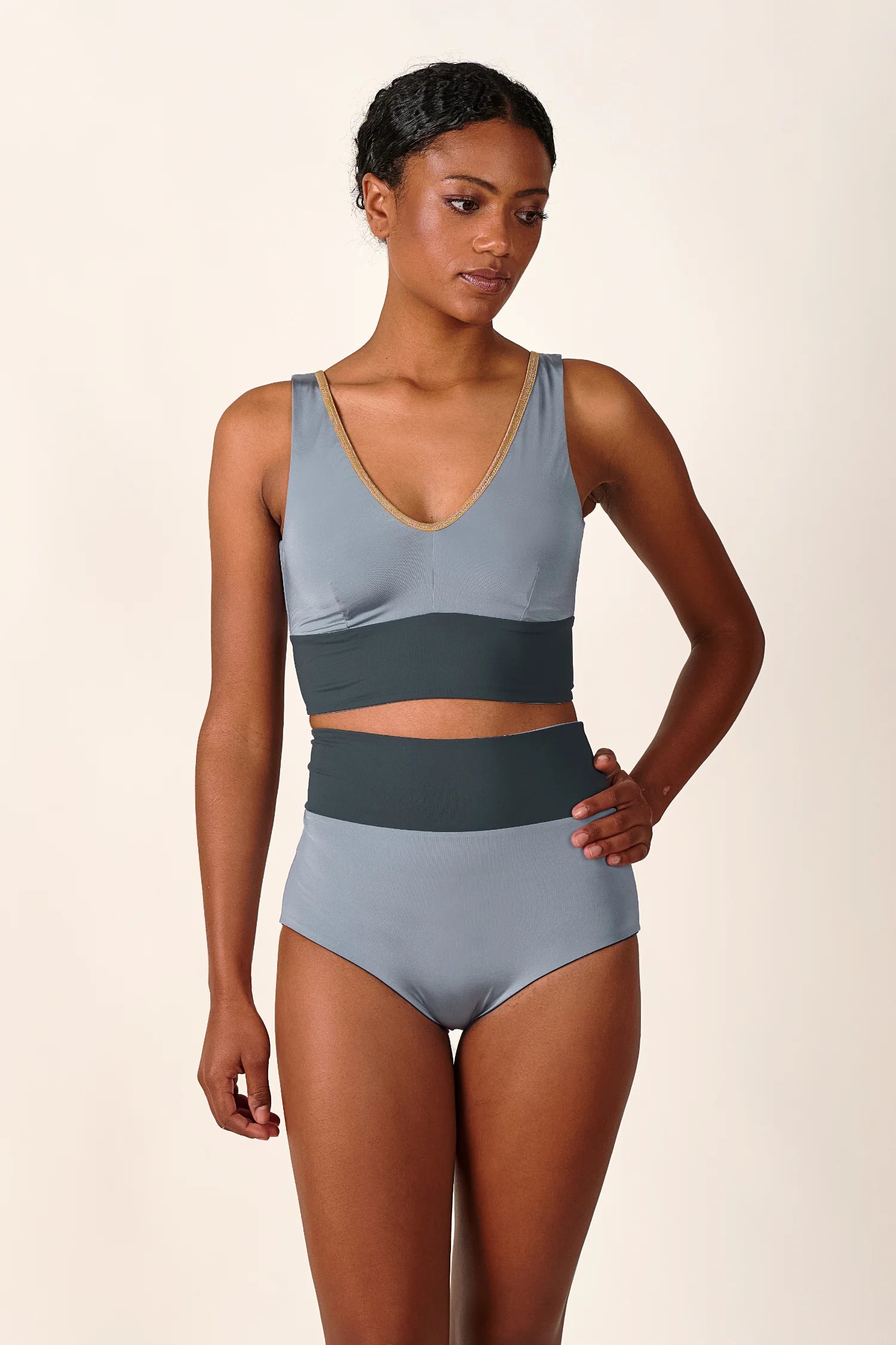 mymarini-yoga-top-classic-shine-bikini-oberteil-sport-top-mit-v-ausschnitt-grau- image 3