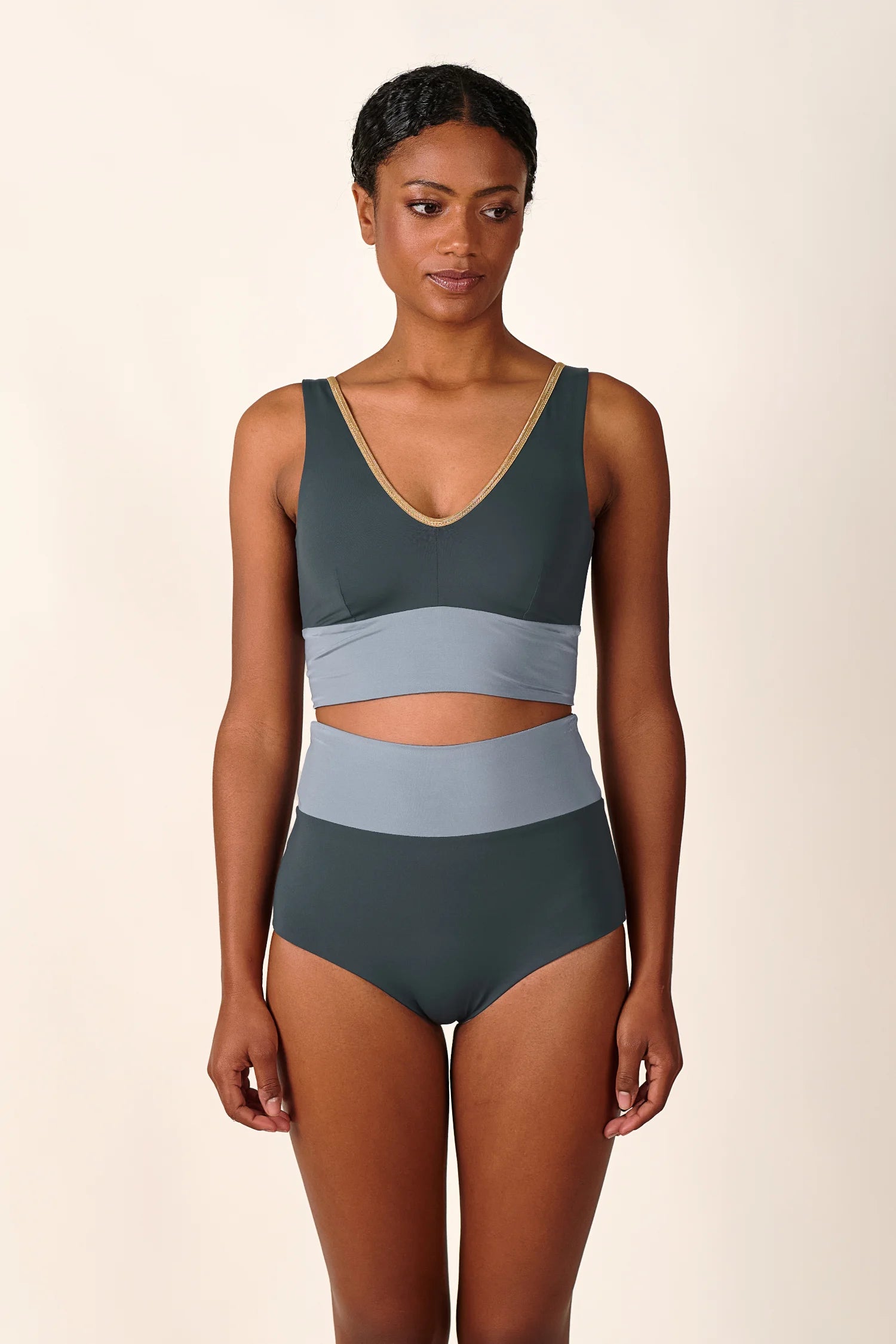 mymarini-yoga-top-classic-shine-bikini-oberteil-sport-top-mit-v-ausschnitt-grau- image 1