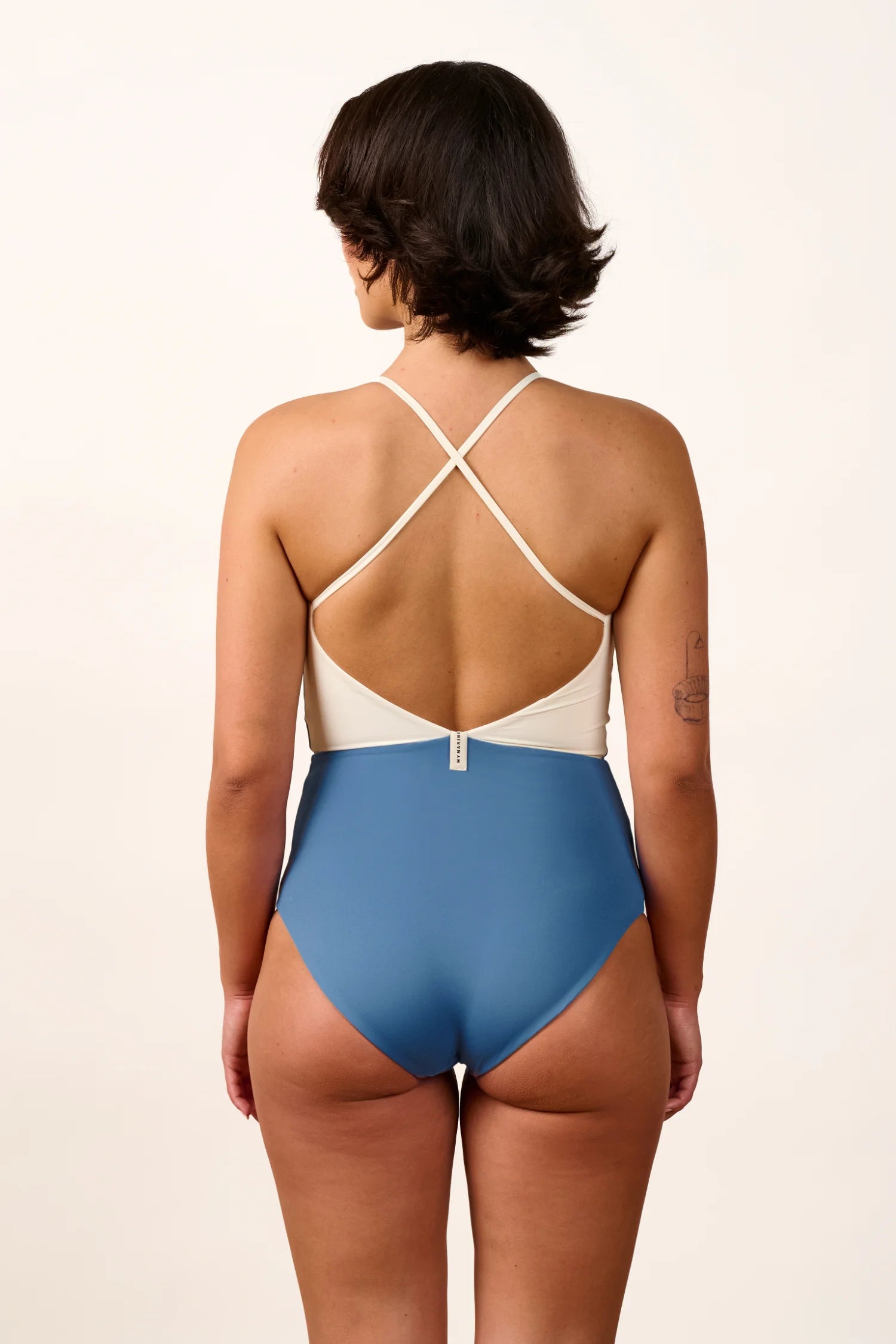 mymarini-summersuit-memories-sportlicher-einteiler-mit-kreuztr-gern-und-v-aussch image 2